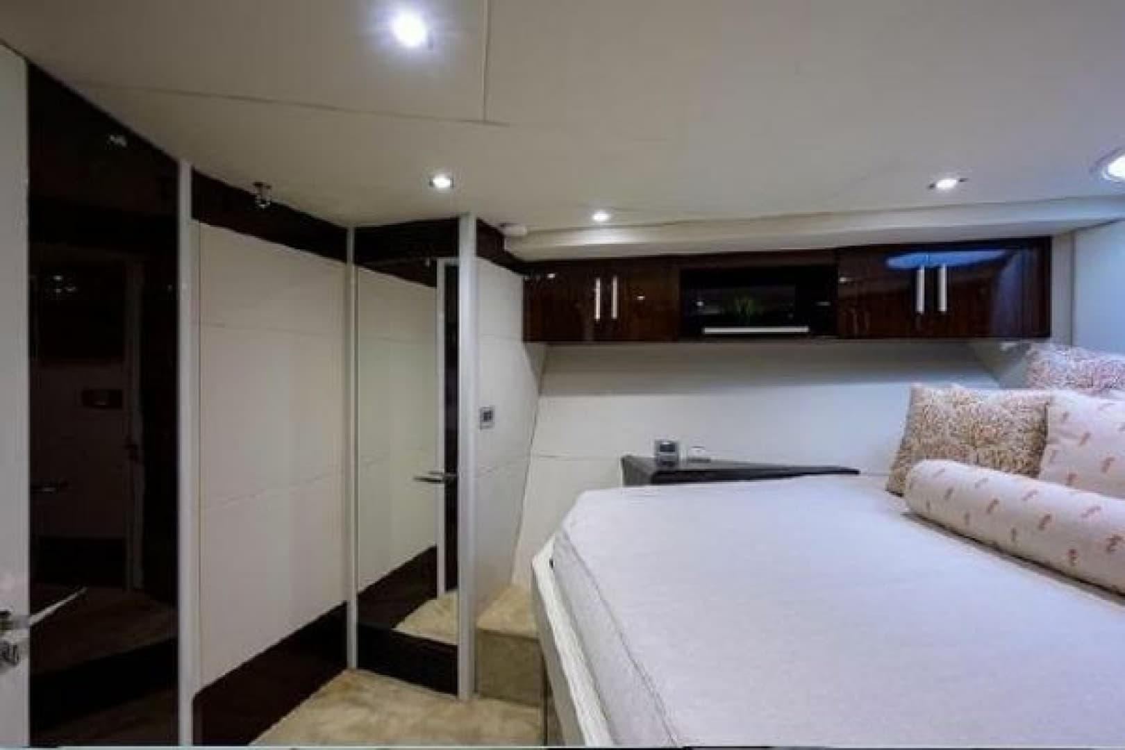 2012 Lazzara Yachts LSX 95 Flybridge