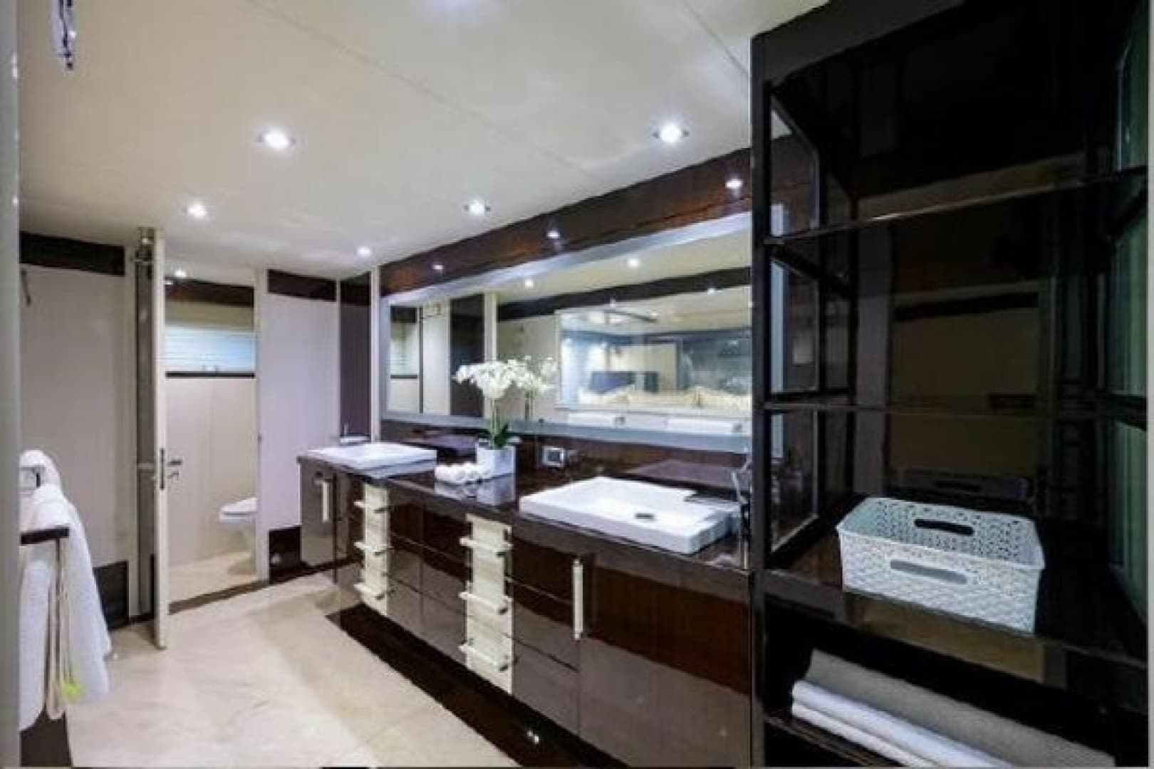 2012 Lazzara Yachts LSX 95 Flybridge