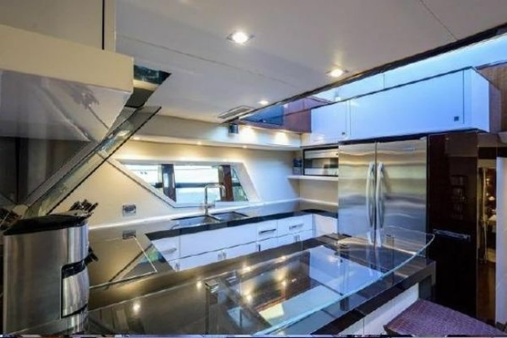 2012 Lazzara Yachts LSX 95 Flybridge