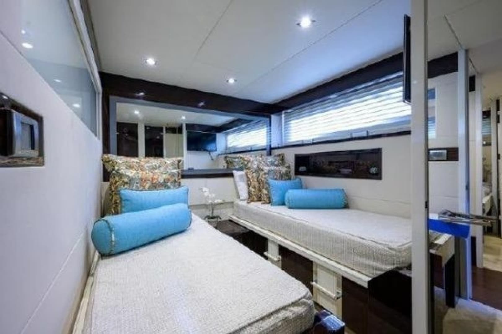 2012 Lazzara Yachts LSX 95 Flybridge