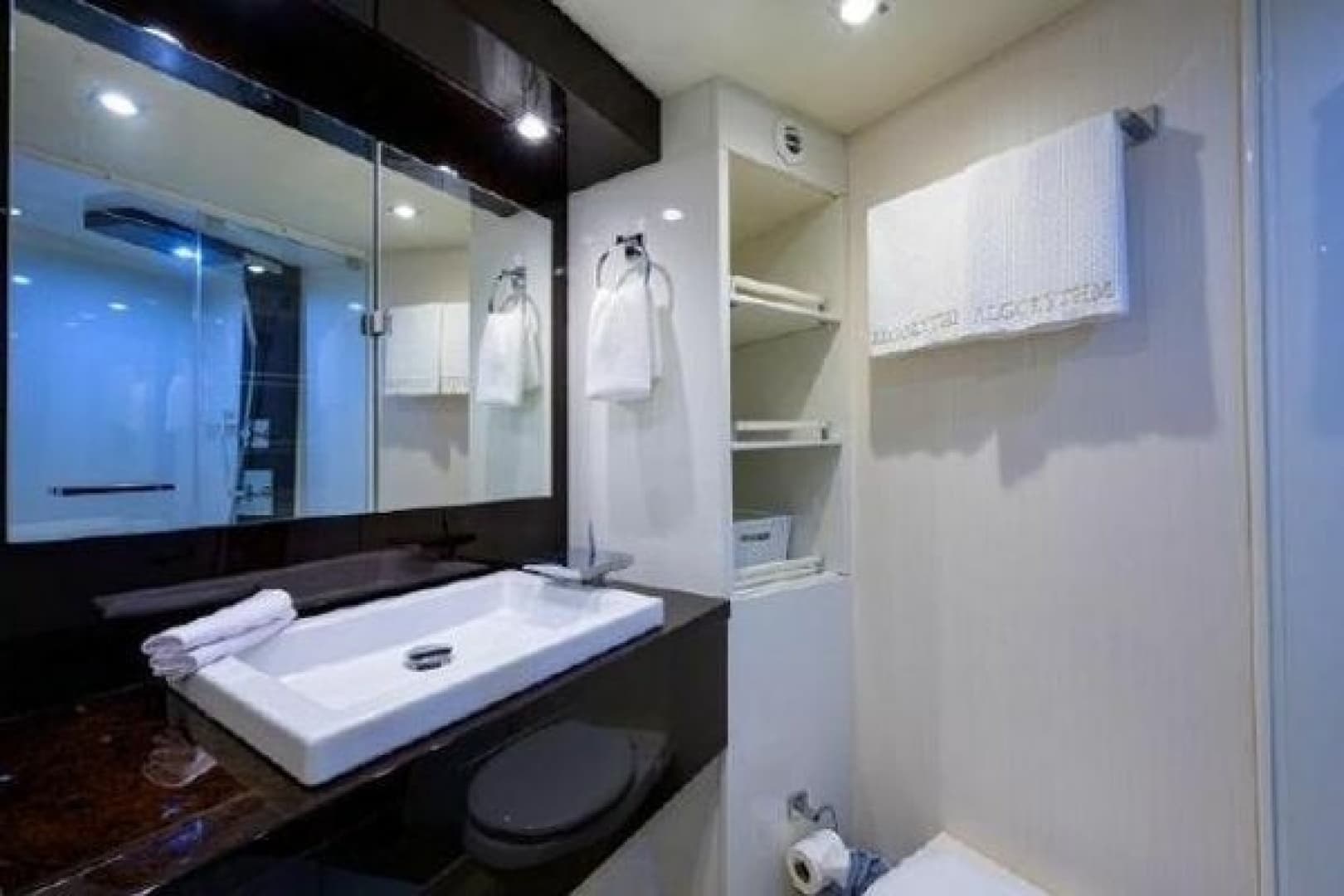 2012 Lazzara Yachts LSX 95 Flybridge
