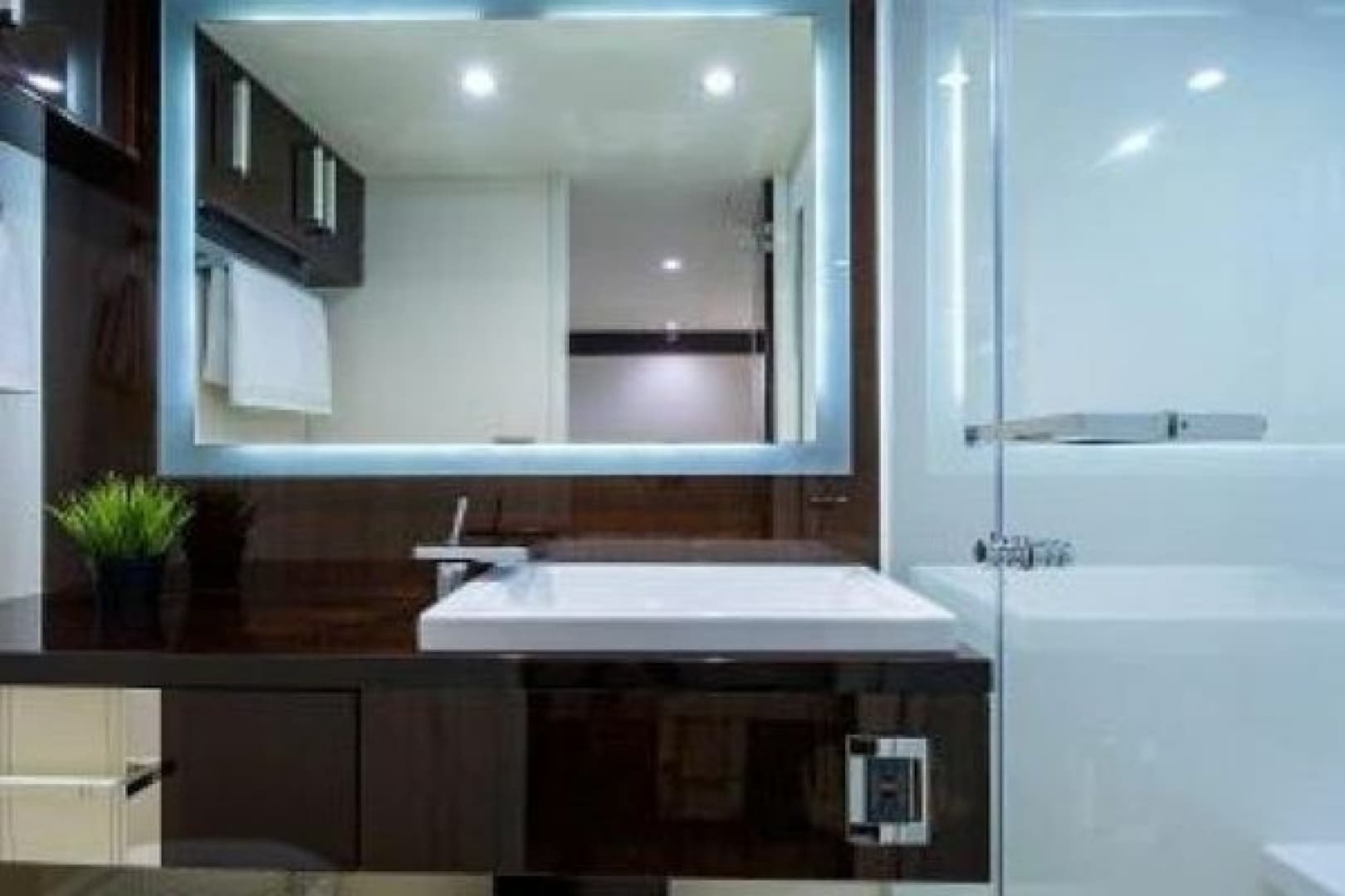 2012 Lazzara Yachts LSX 95 Flybridge