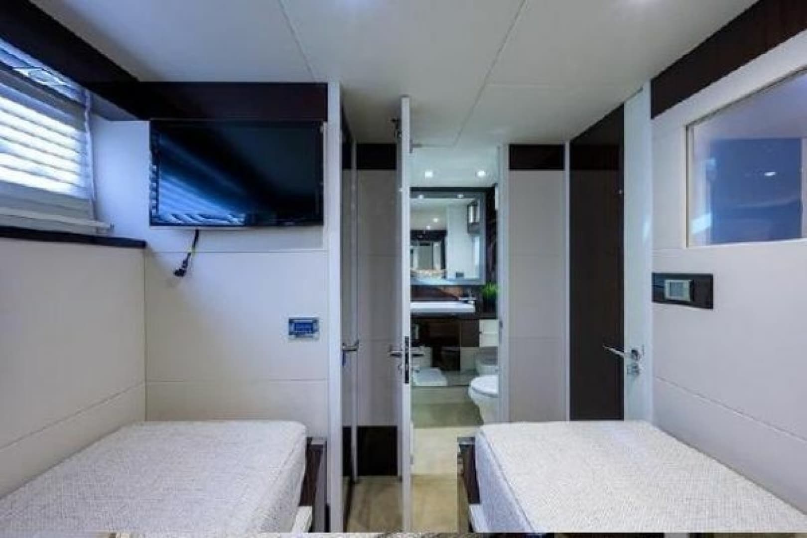 2012 Lazzara Yachts LSX 95 Flybridge