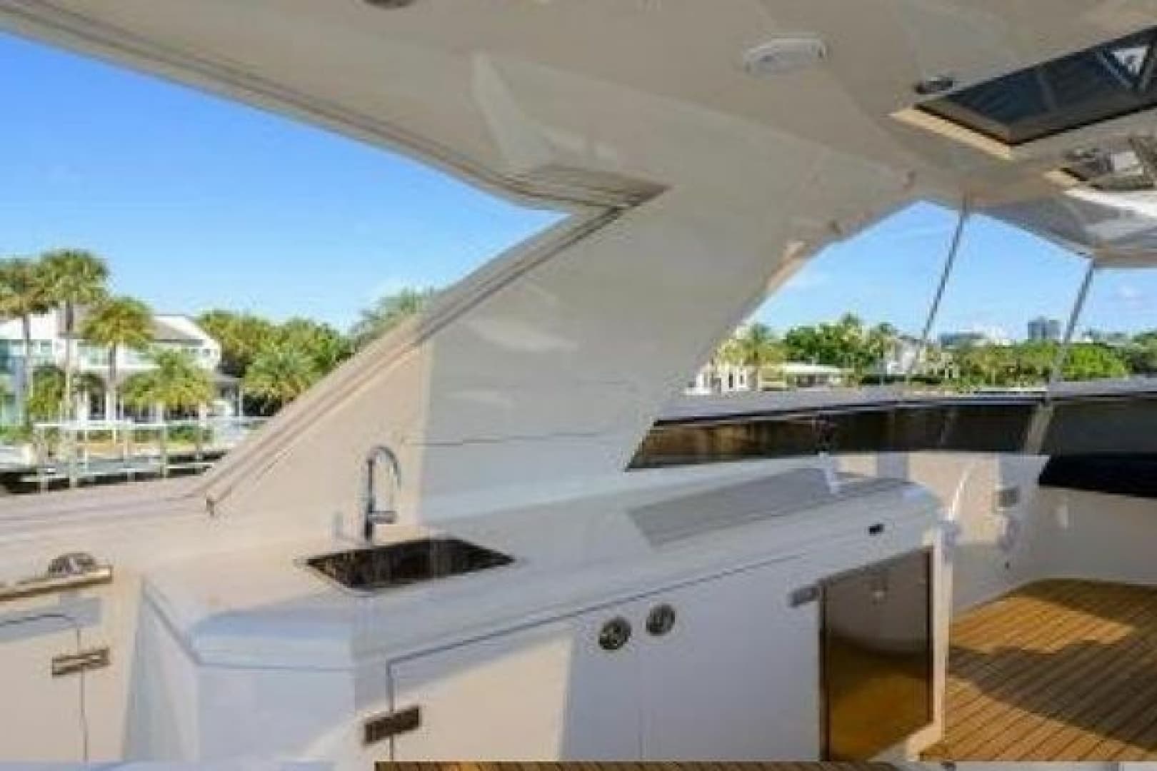 2012 Lazzara Yachts LSX 95 Flybridge