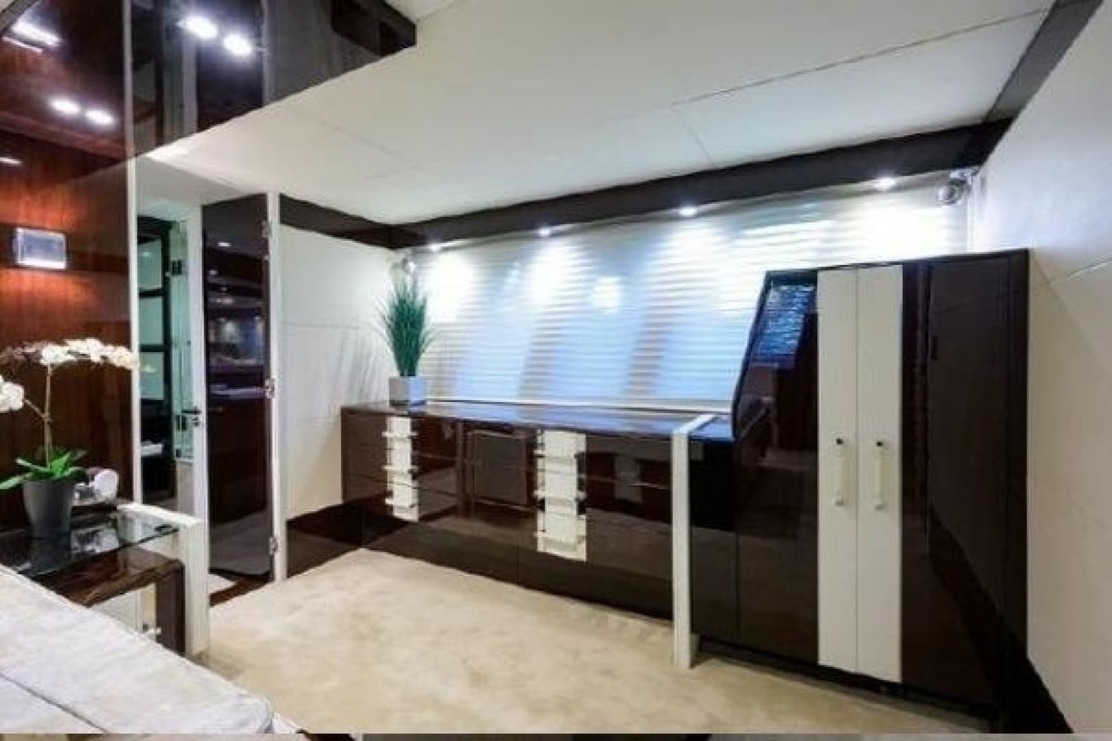 2012 Lazzara Yachts LSX 95 Flybridge