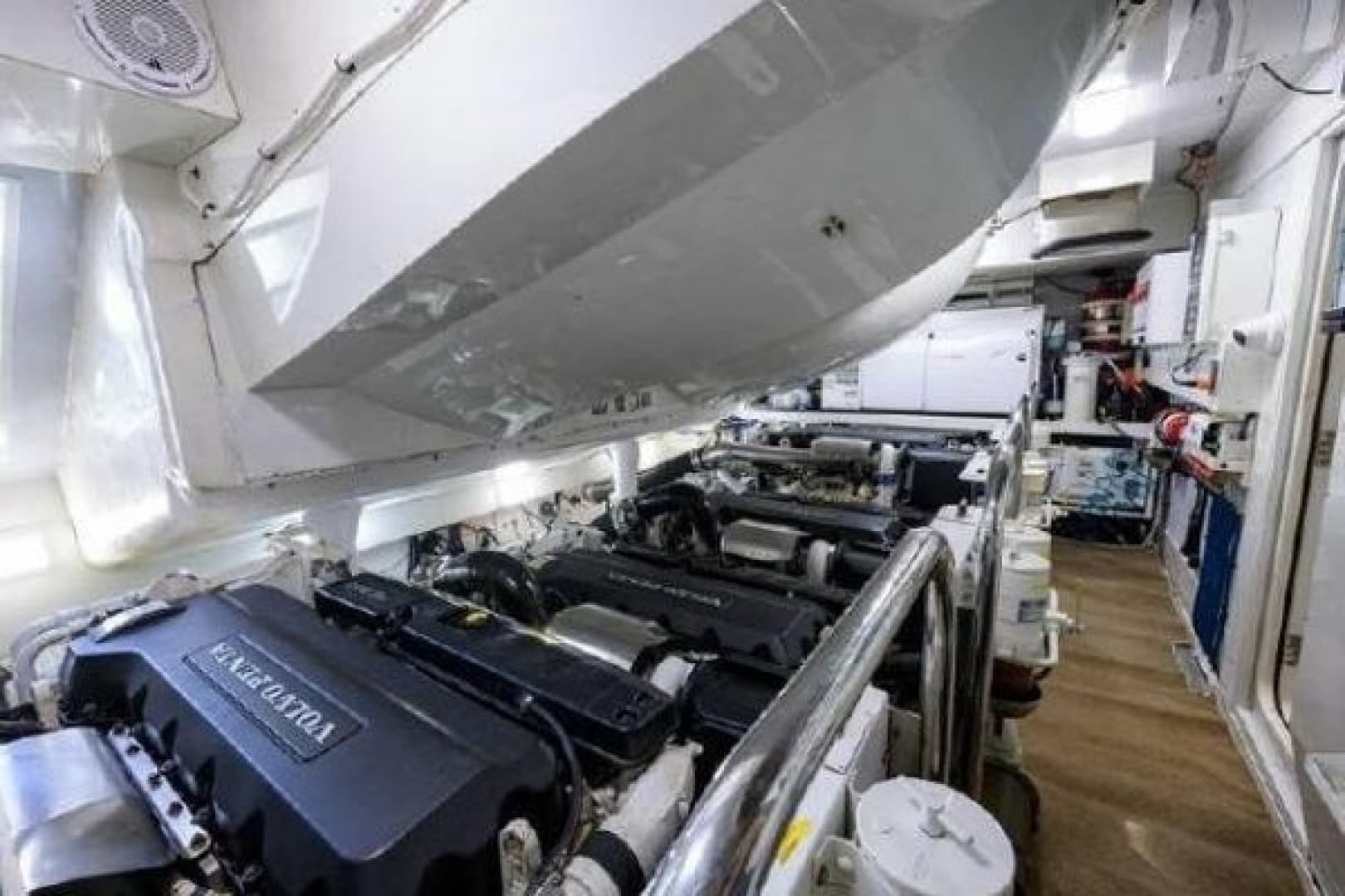 2012 Lazzara Yachts LSX 95 Flybridge