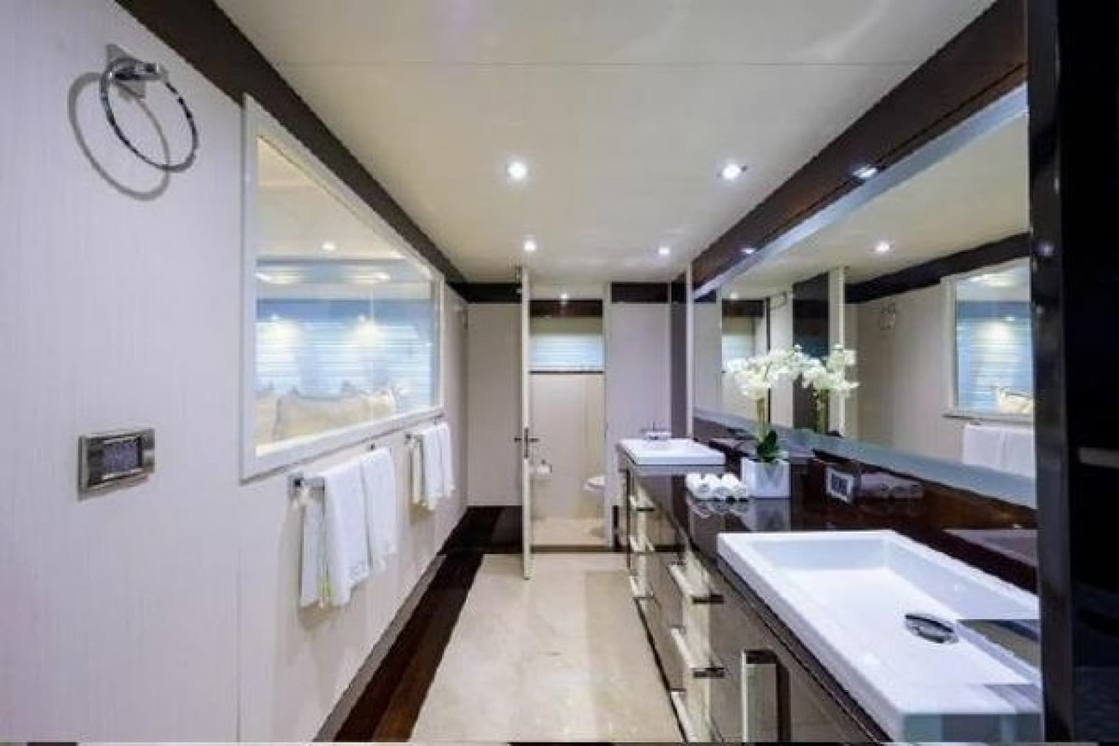 2012 Lazzara Yachts LSX 95 Flybridge