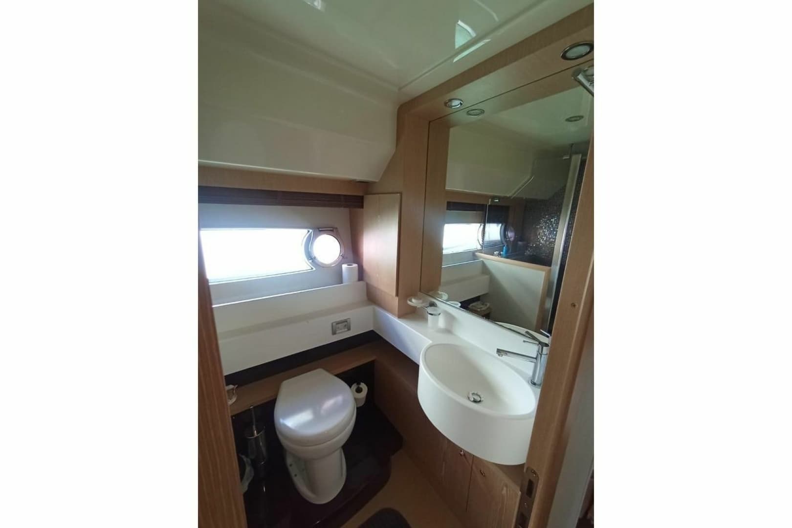 2010 Ferretti Yachts 560