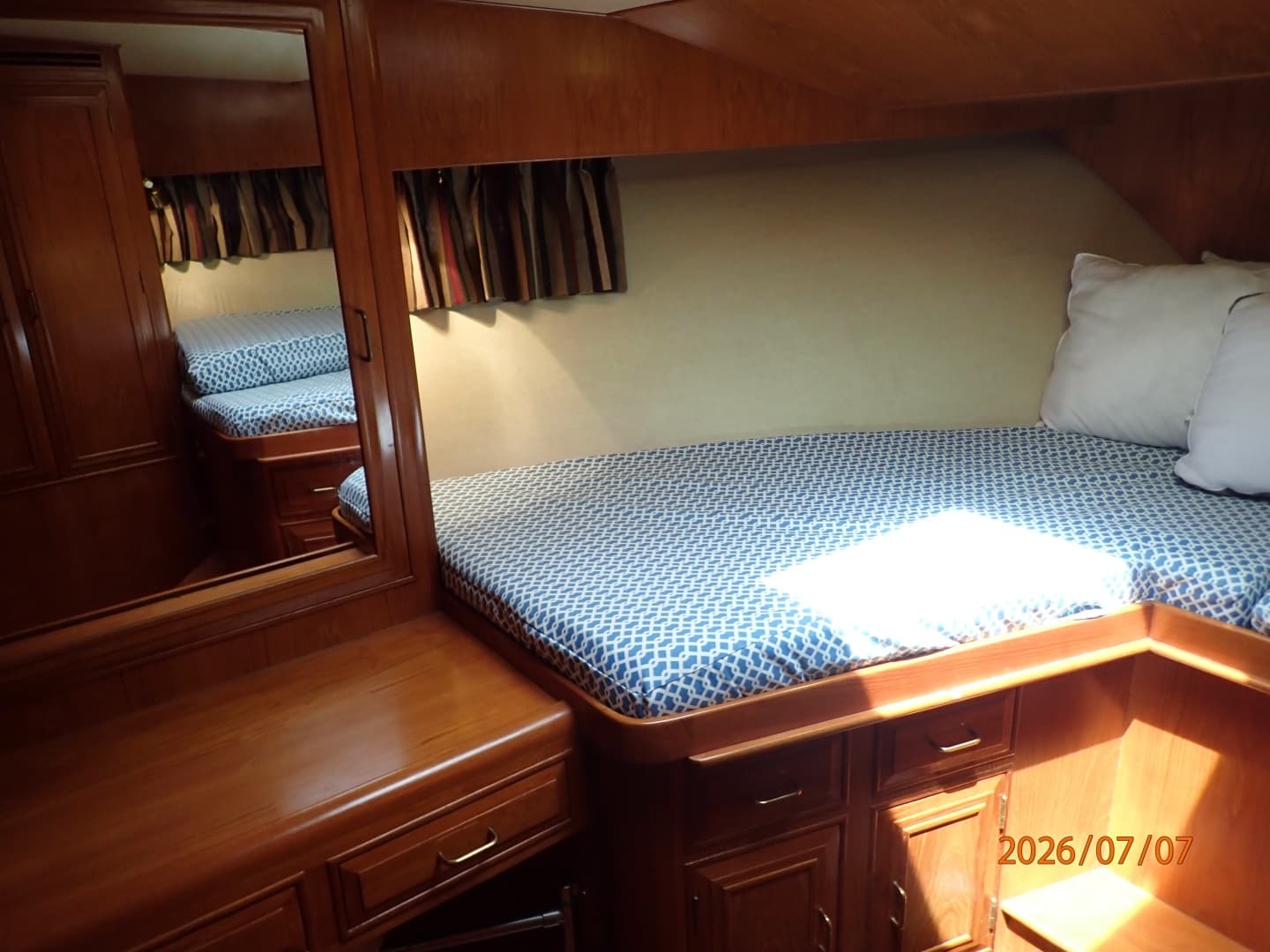 42' Ocean Alexander guest stateroom port