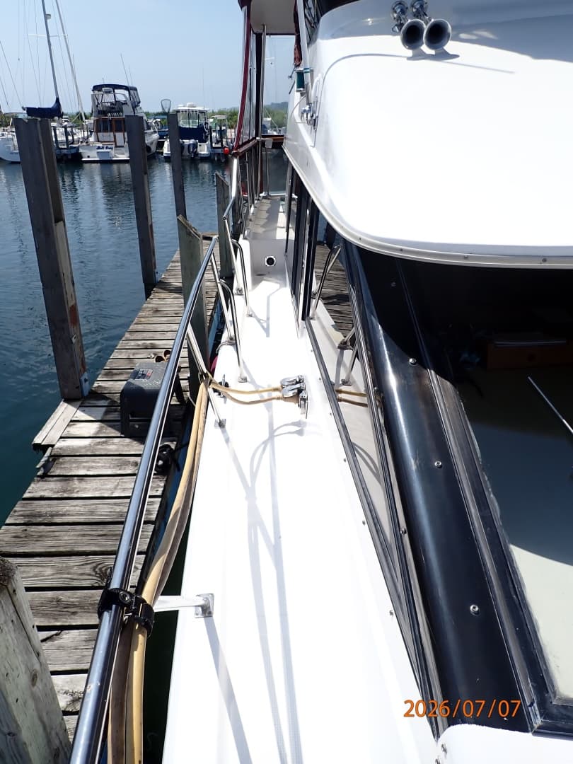 42' Ocean Alexander starboard side deck1