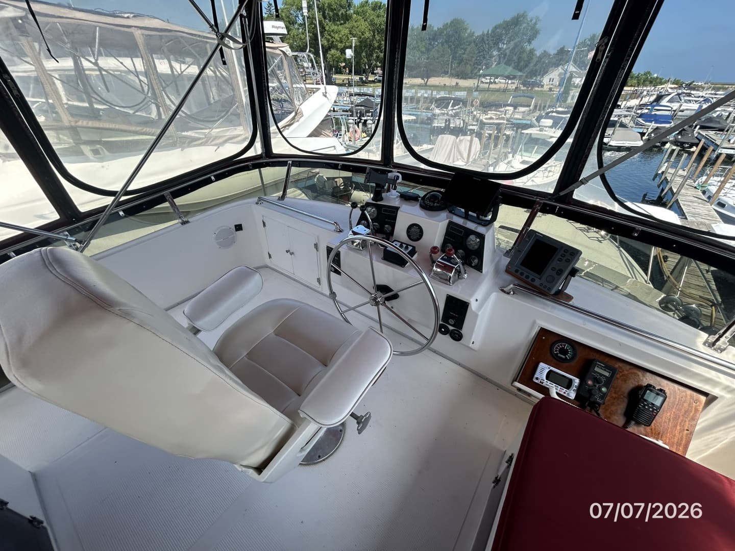 42' Ocean Alexander flybridge helm2