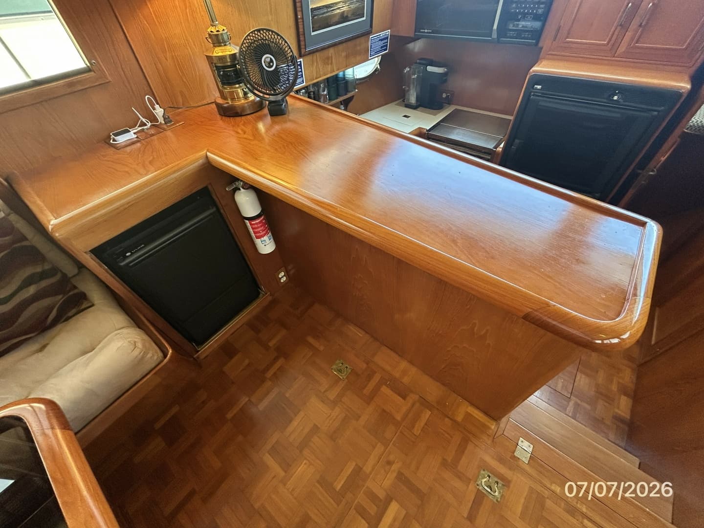 42' Ocean Alexander salon port forward