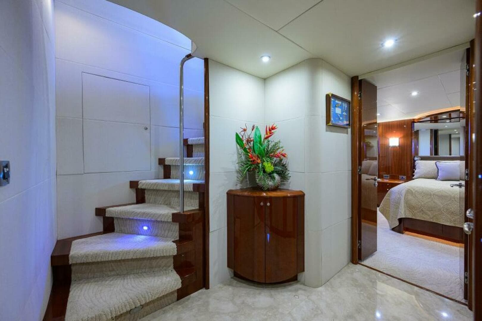 Lazzara 80 WILLYN - Lower Foyer
