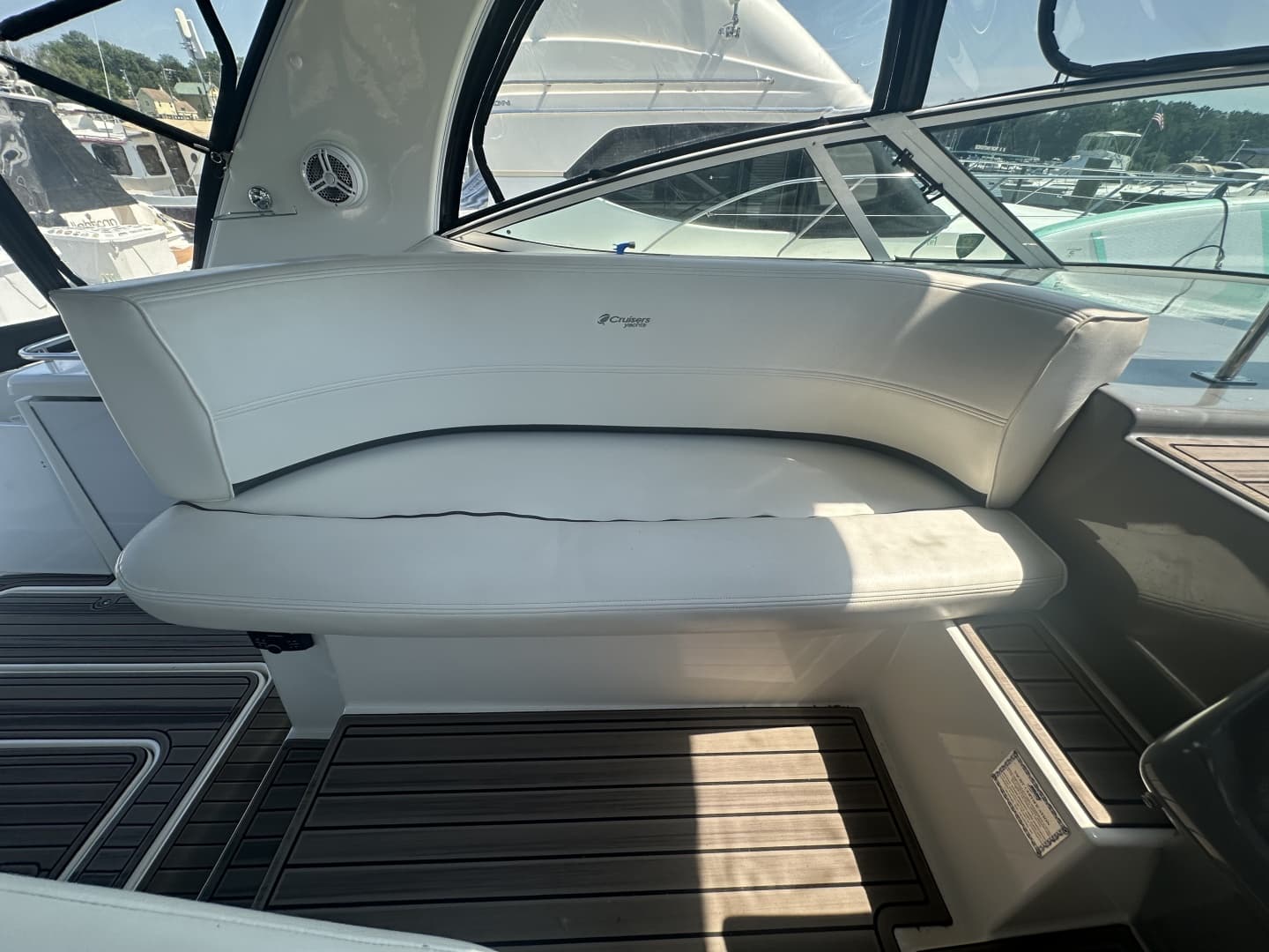 2006 Cruisers Yachts 370 Express