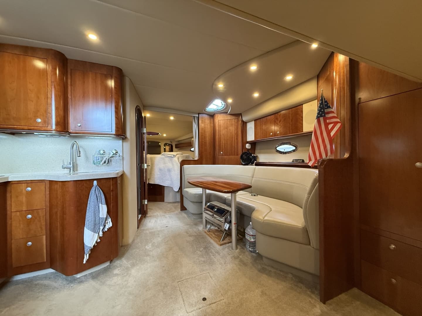 2006 Cruisers Yachts 370 Express
