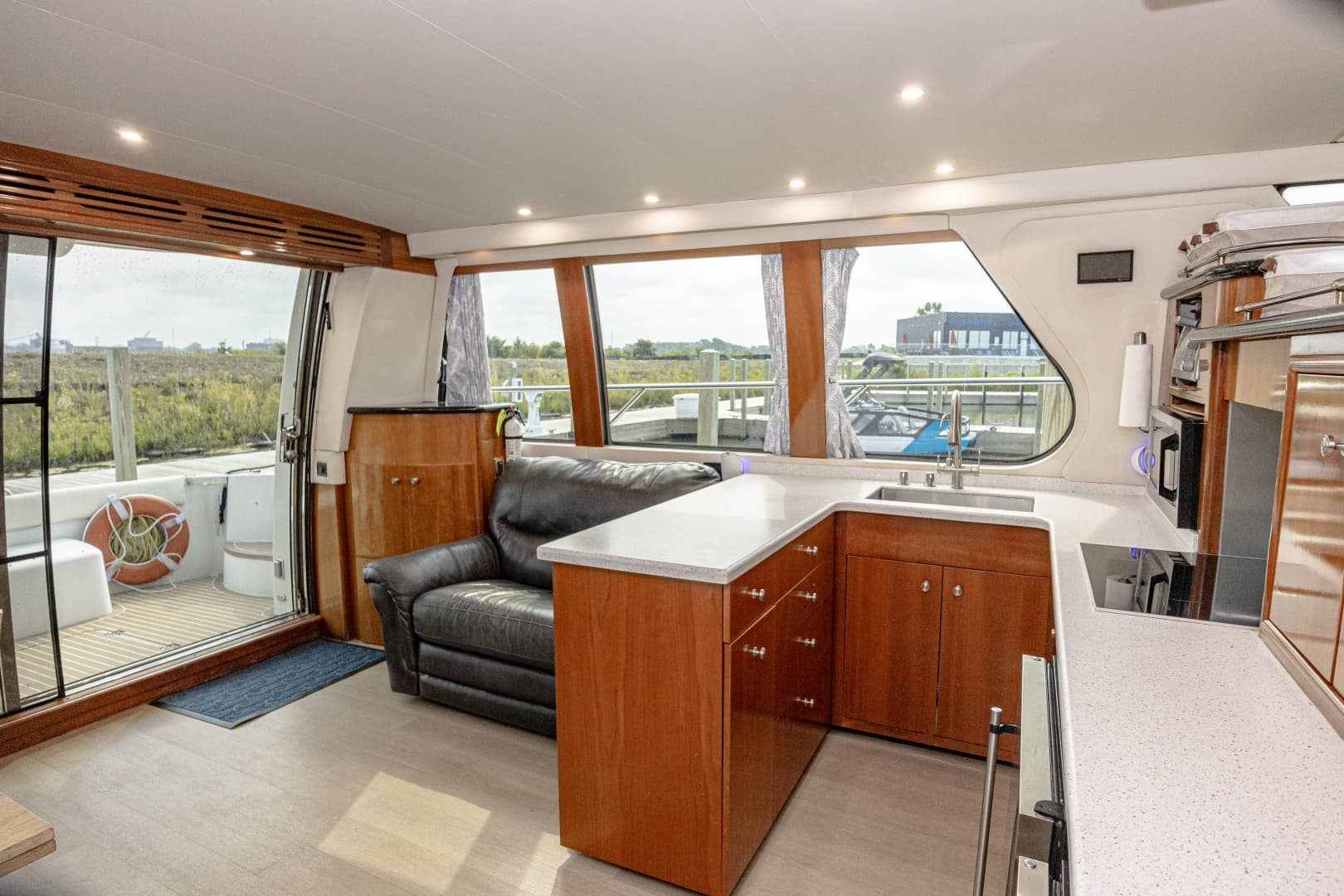 2002 Carver 530 Voyager Sky Lounge
