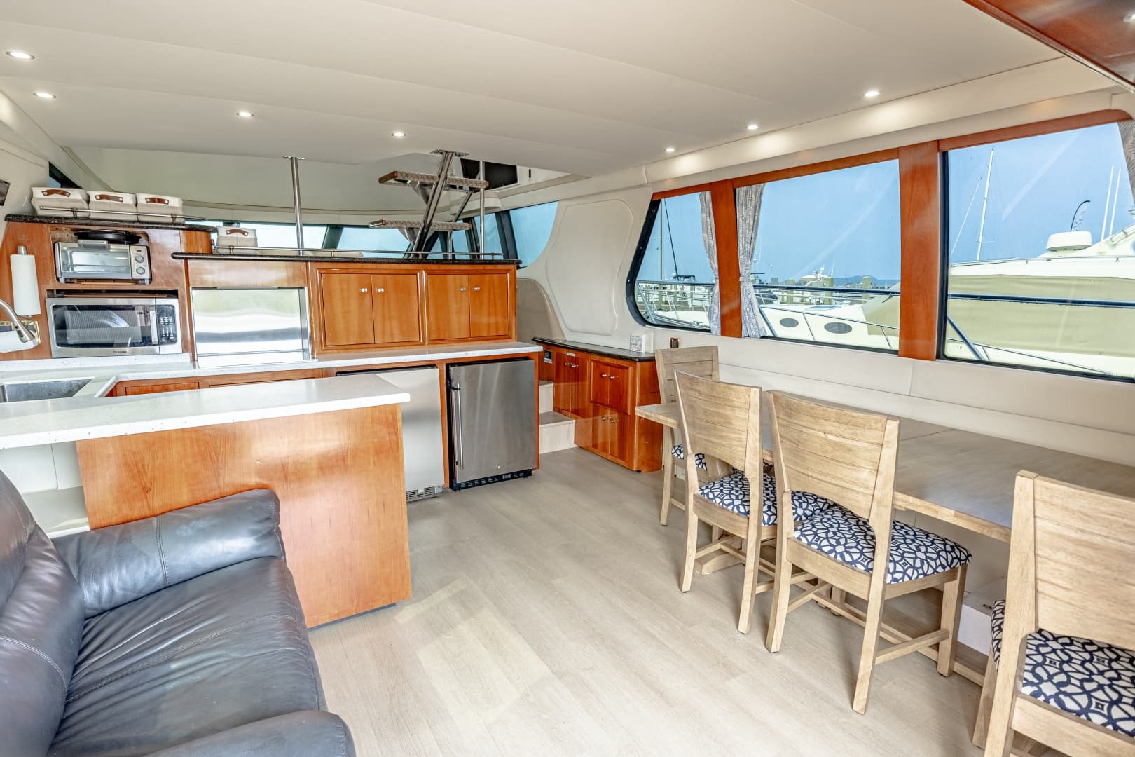 2002 Carver 530 Voyager Sky Lounge