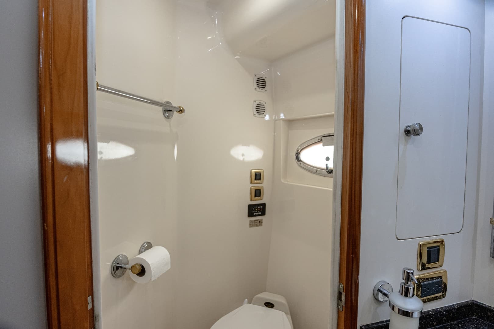 2002 Carver 530 Voyager Sky Lounge