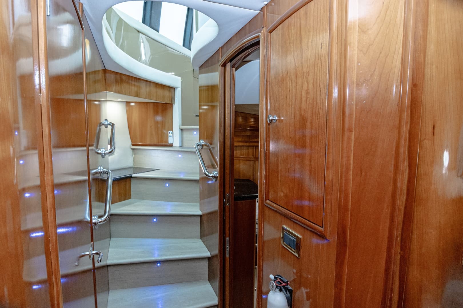 2002 Carver 530 Voyager Sky Lounge
