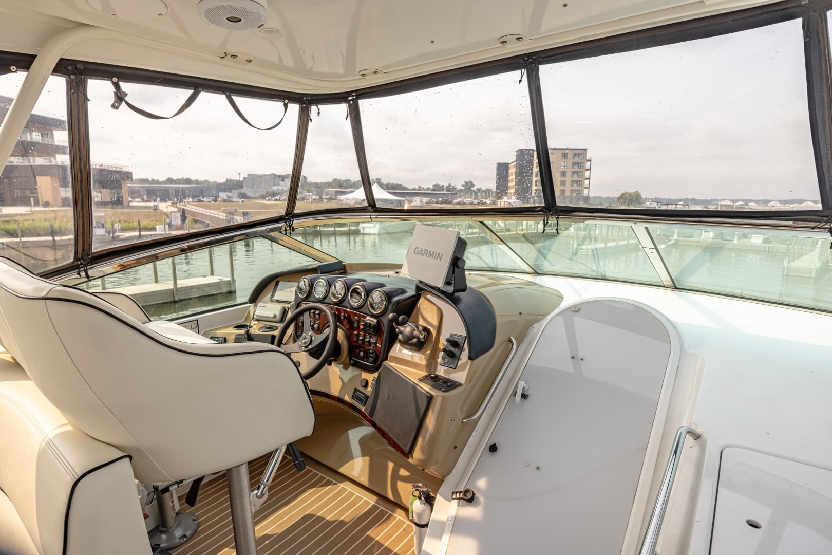 2002 Carver 530 Voyager Sky Lounge