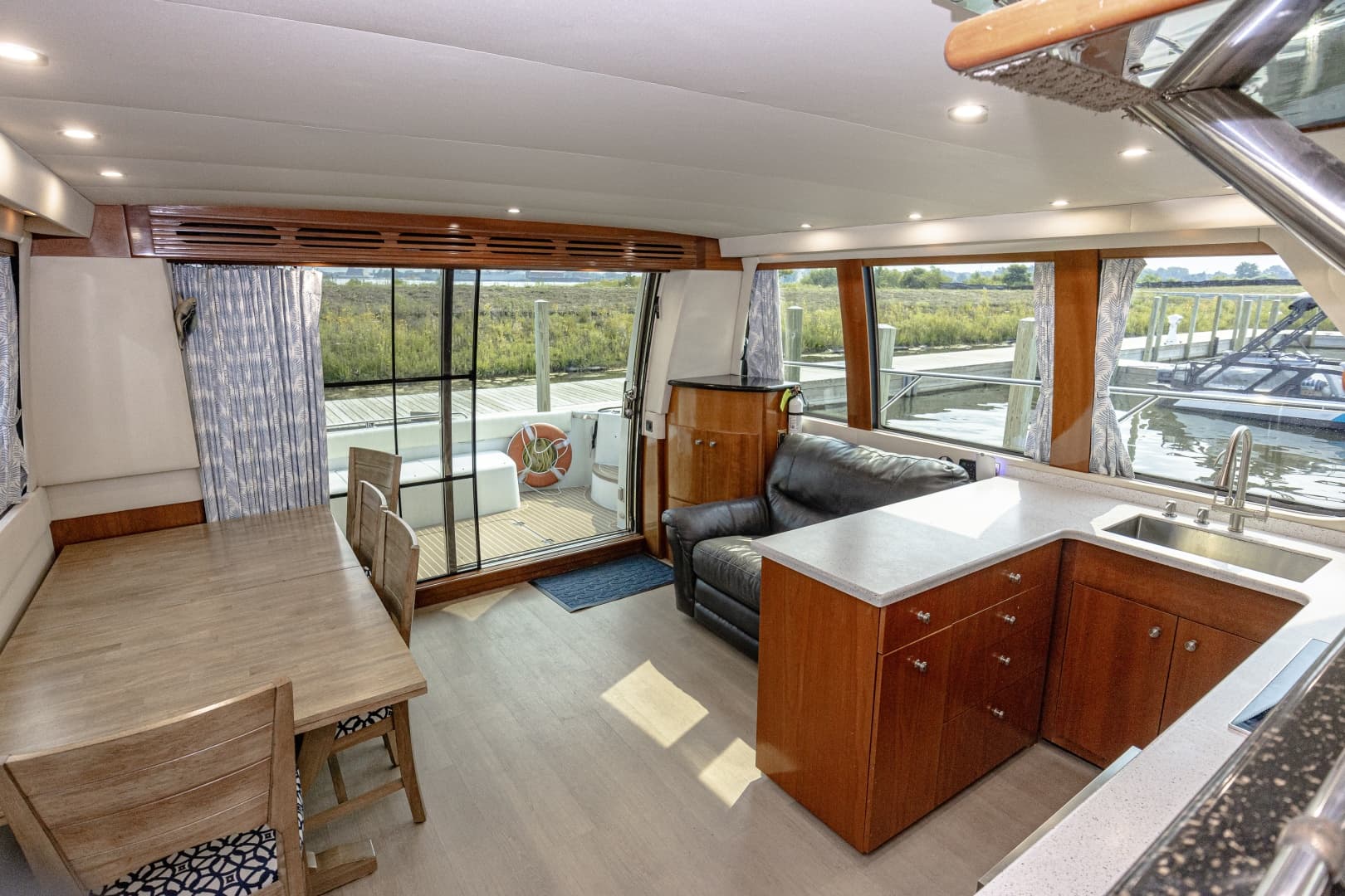 2002 Carver 530 Voyager Sky Lounge