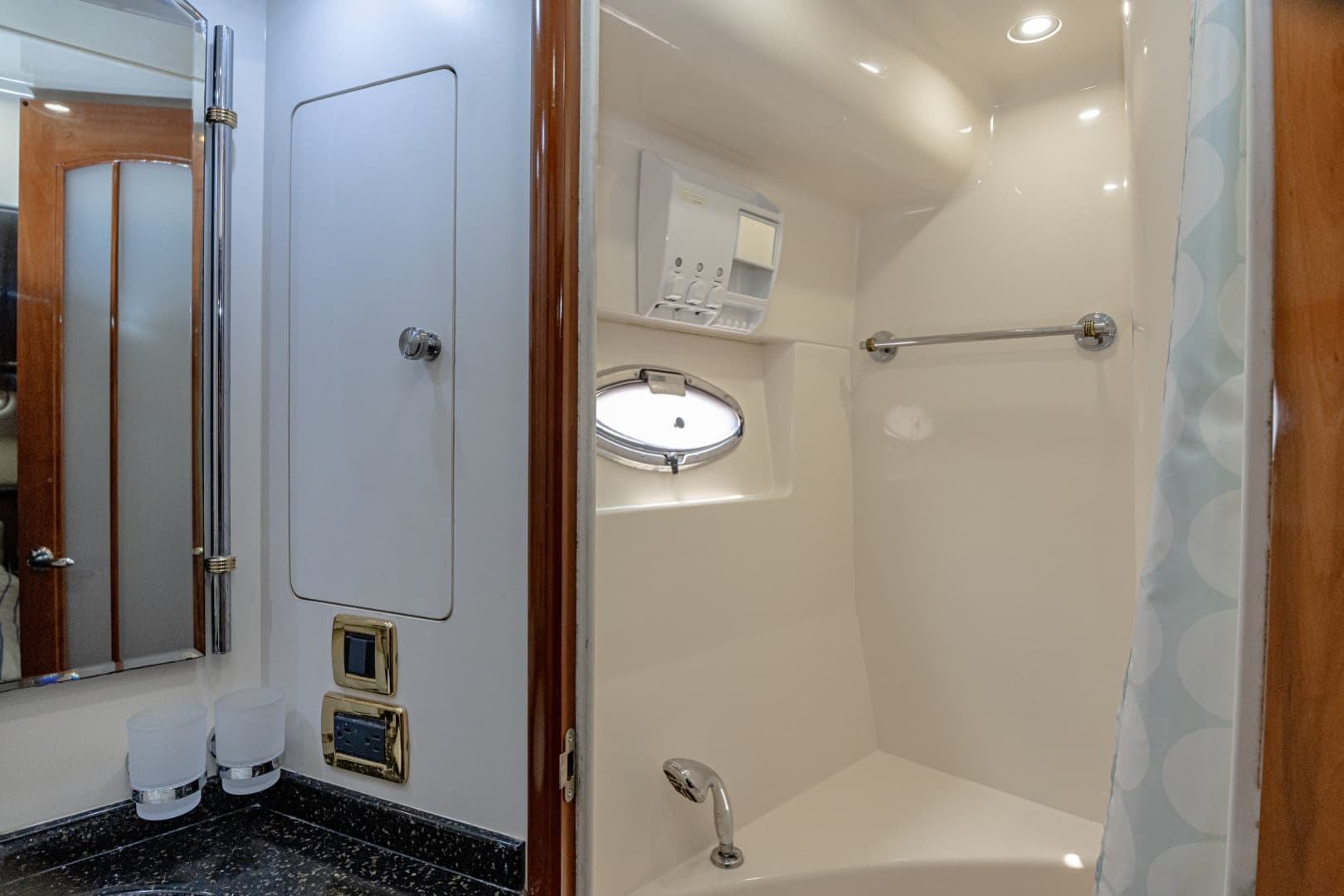 2002 Carver 530 Voyager Sky Lounge