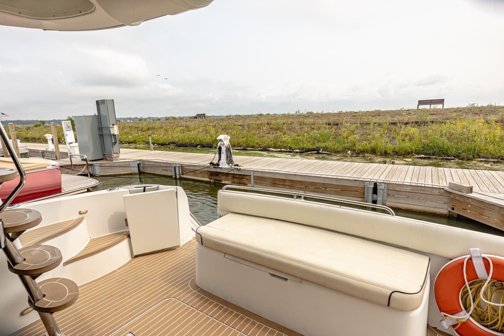 2002 Carver 530 Voyager Sky Lounge