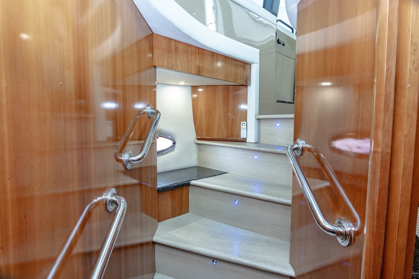 2002 Carver 530 Voyager Sky Lounge