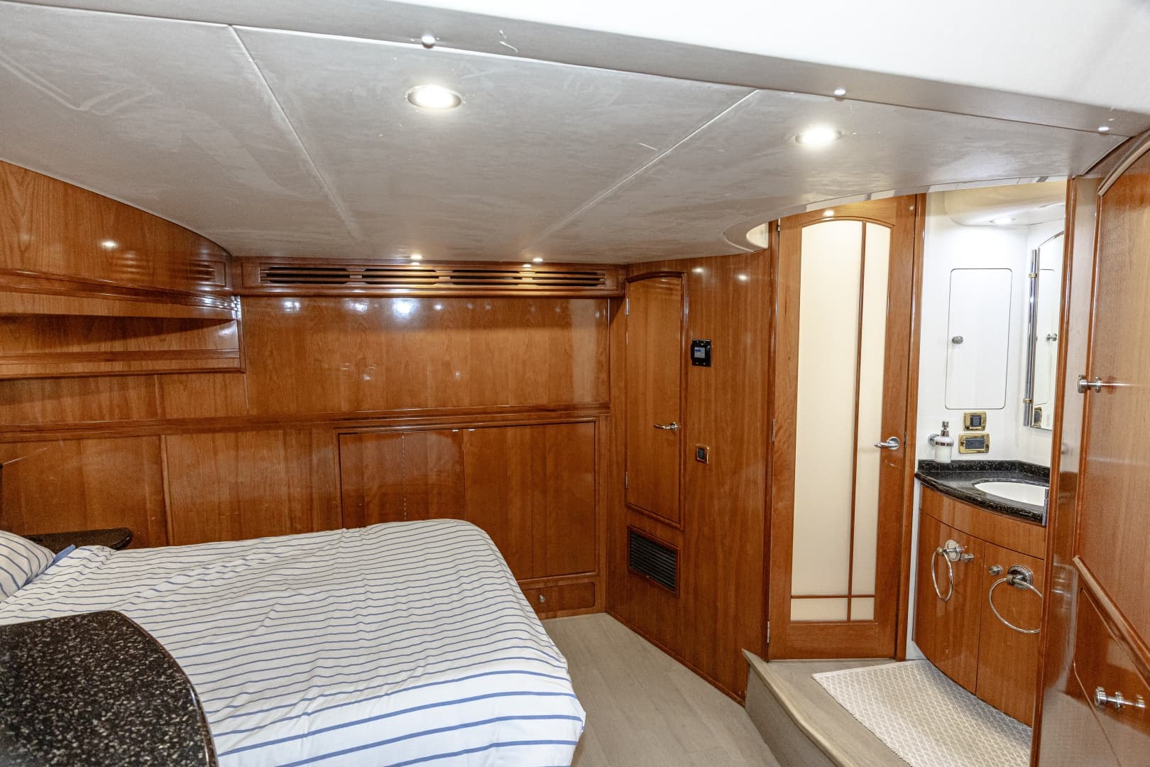 2002 Carver 530 Voyager Sky Lounge