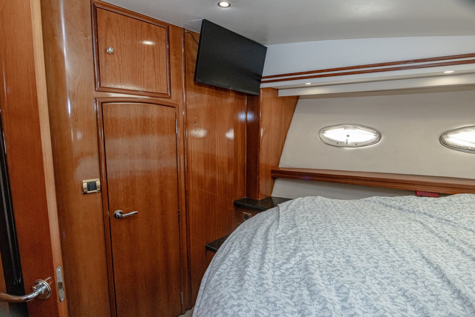 2002 Carver 530 Voyager Sky Lounge