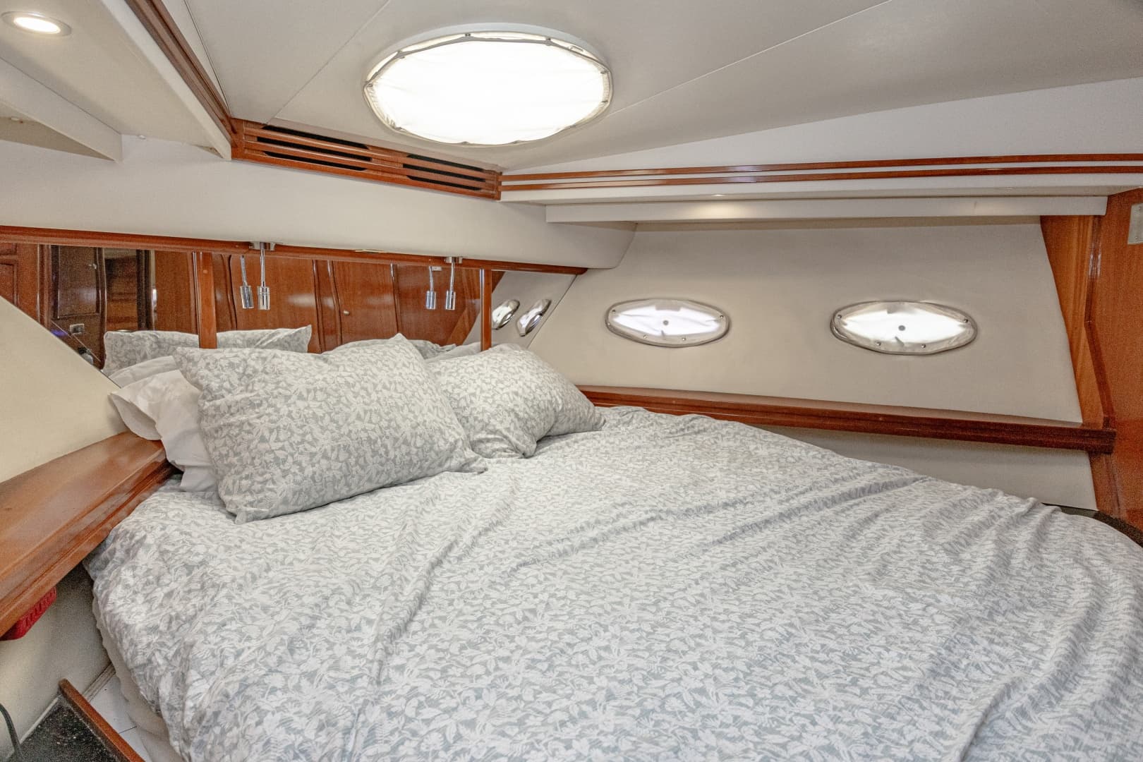 2002 Carver 530 Voyager Sky Lounge