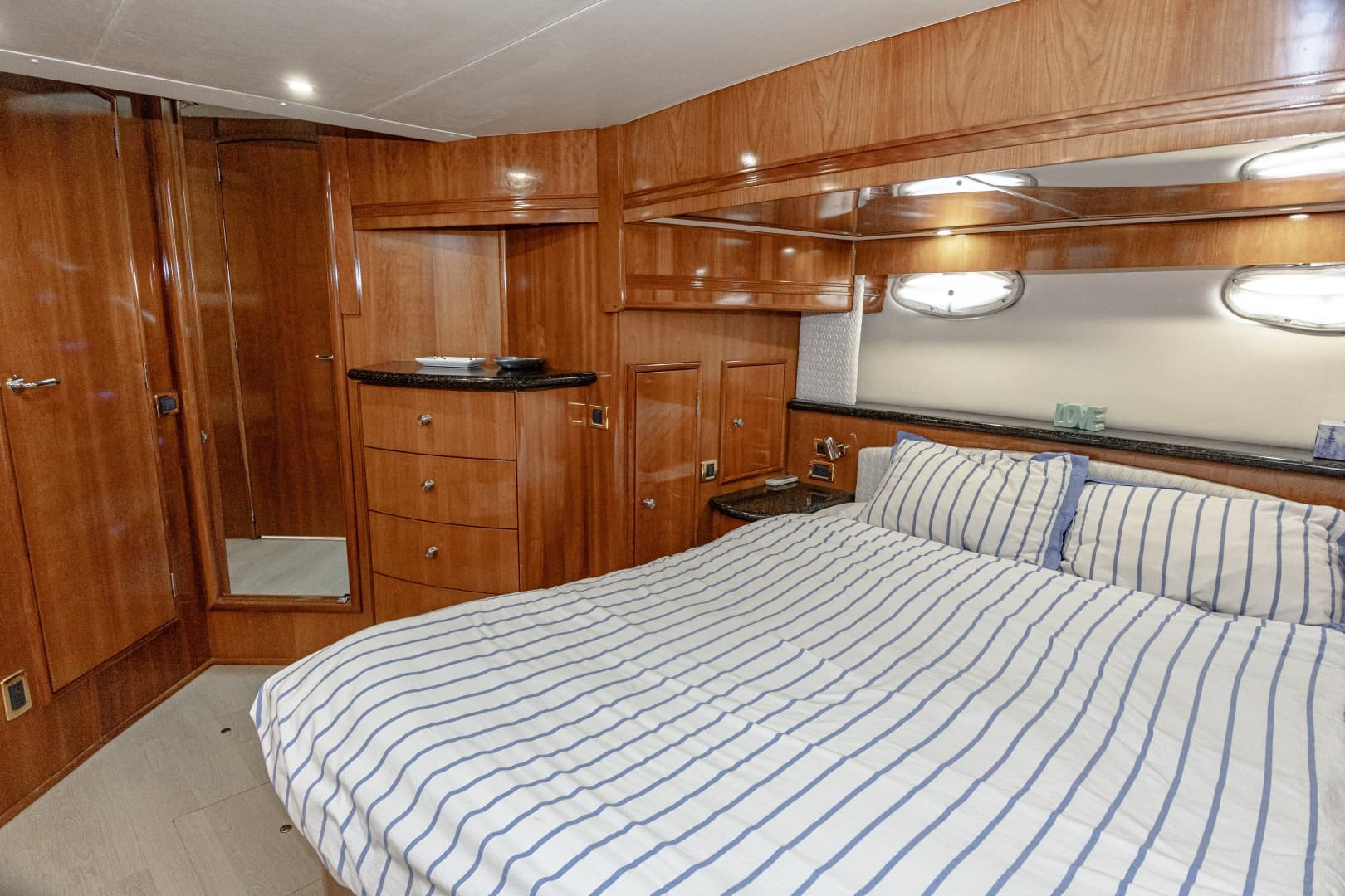 2002 Carver 530 Voyager Sky Lounge