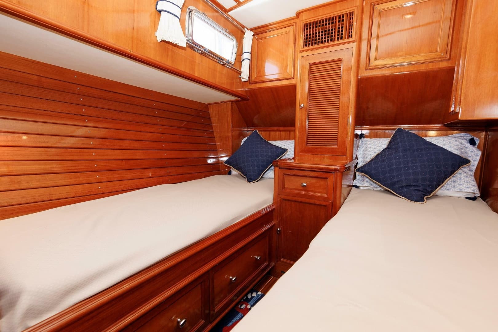 2006 Grand Banks 47 Eastbay Fly Bridge