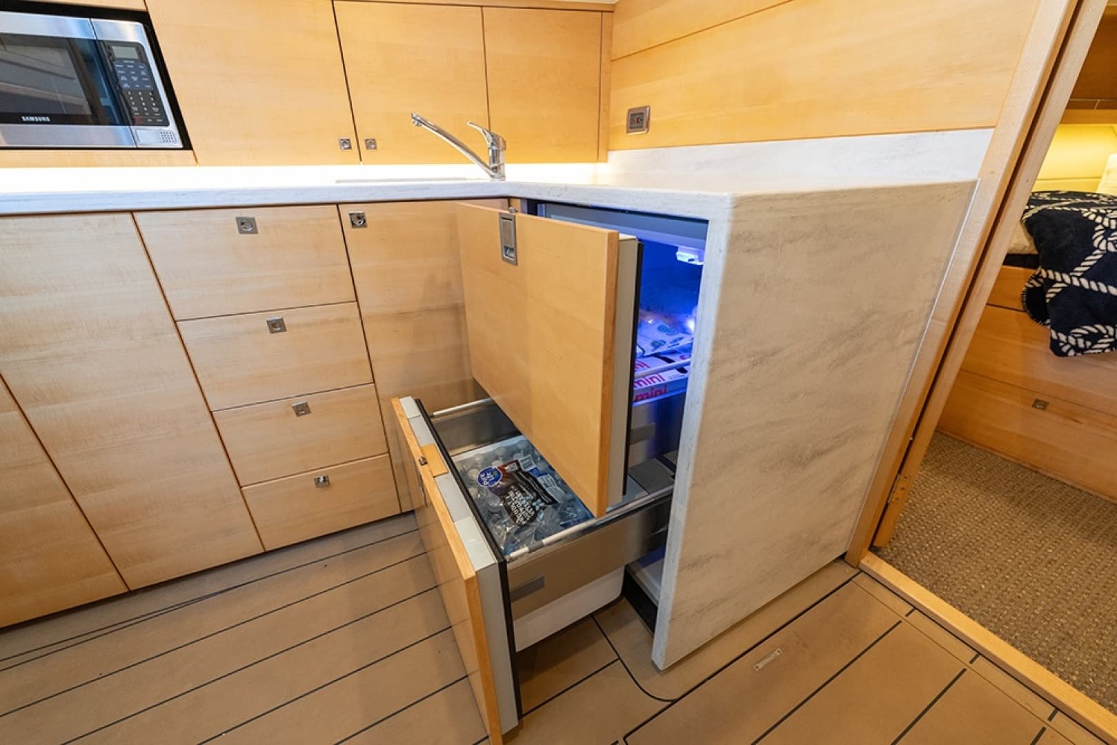Galley refrigerator/freezer drawers