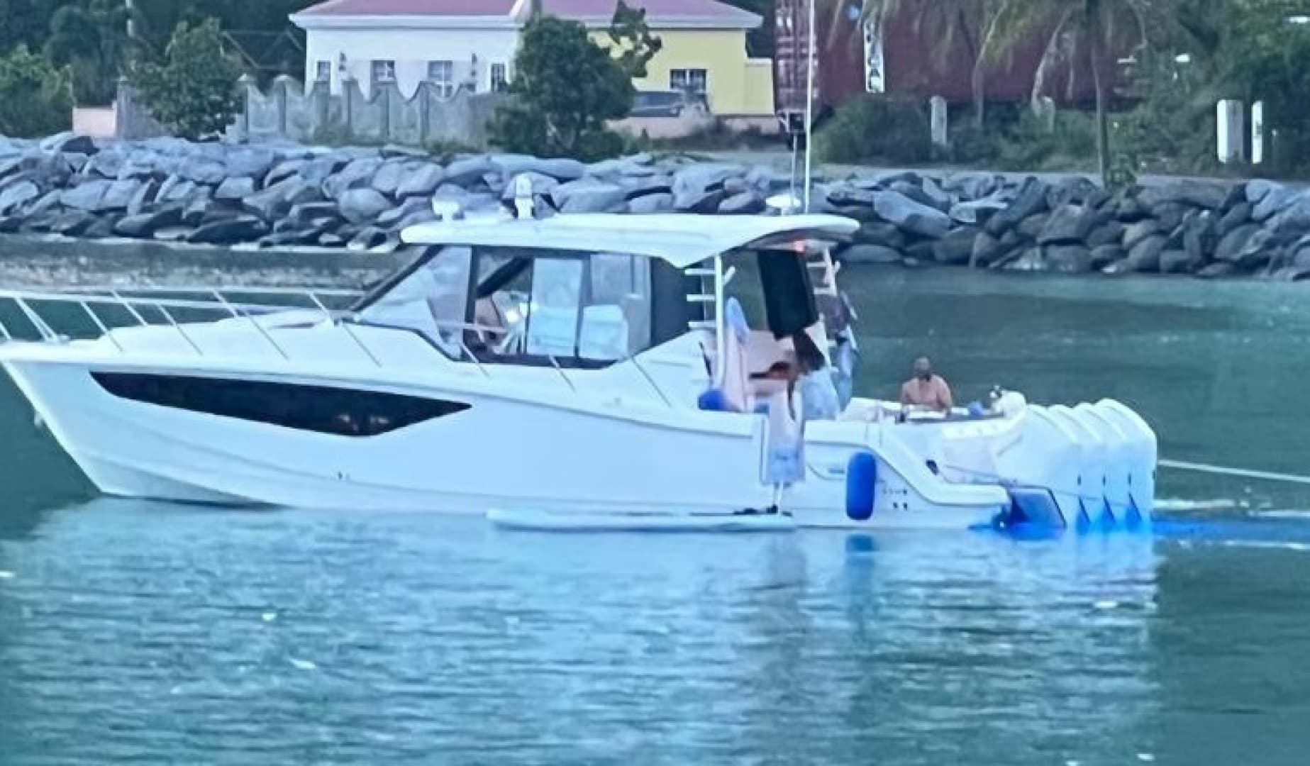2021 Boston Whaler 405 Conquest