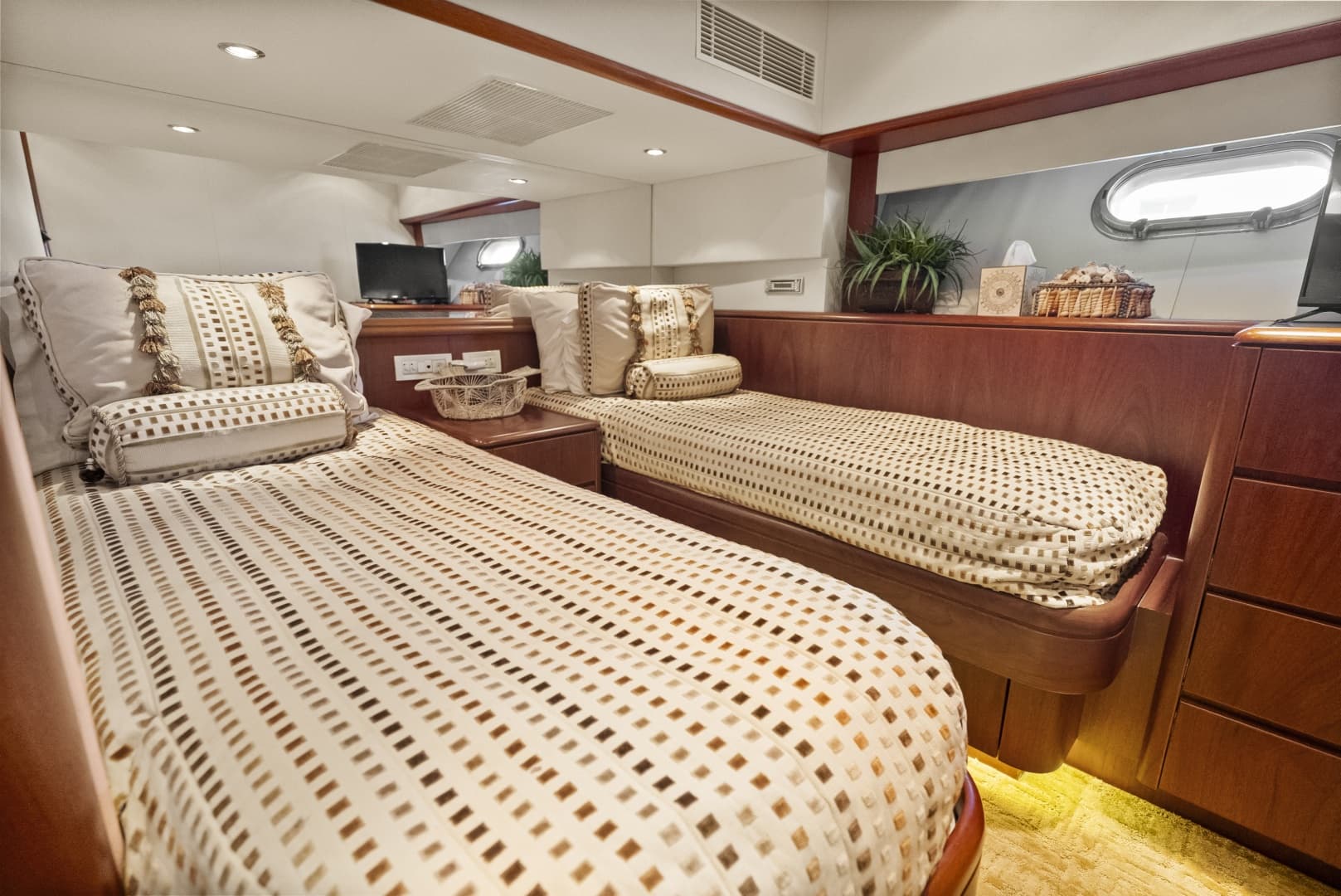 2004 Cheoy Lee Flybridge