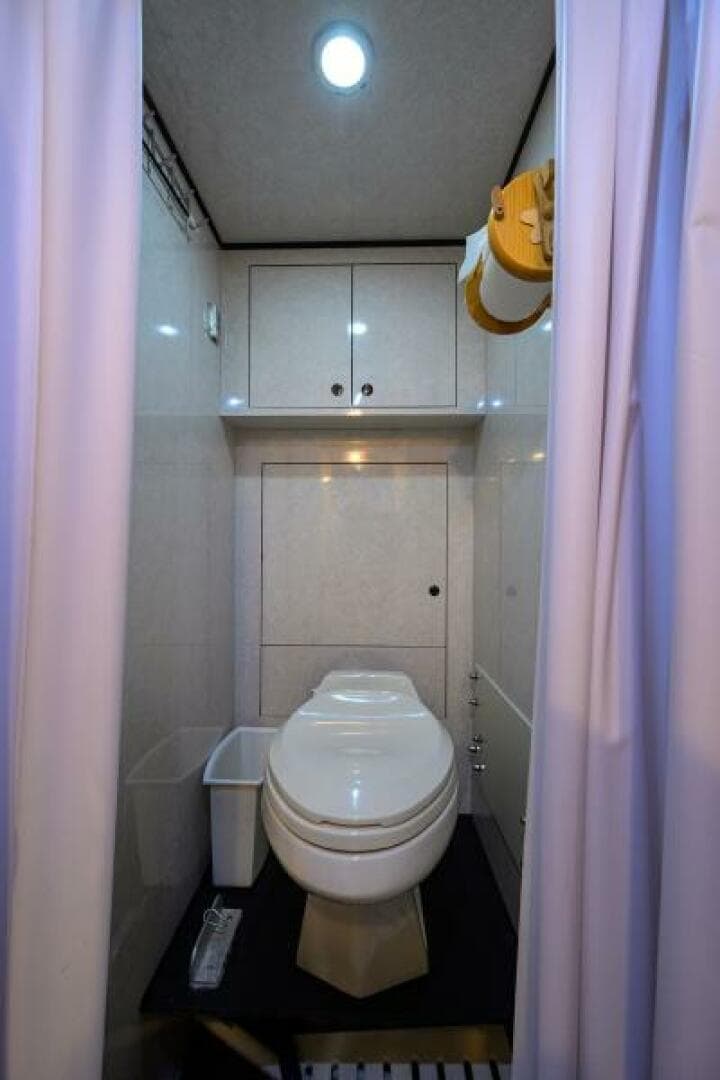 2004 Sea Force IX 82 Enclosed Bridge