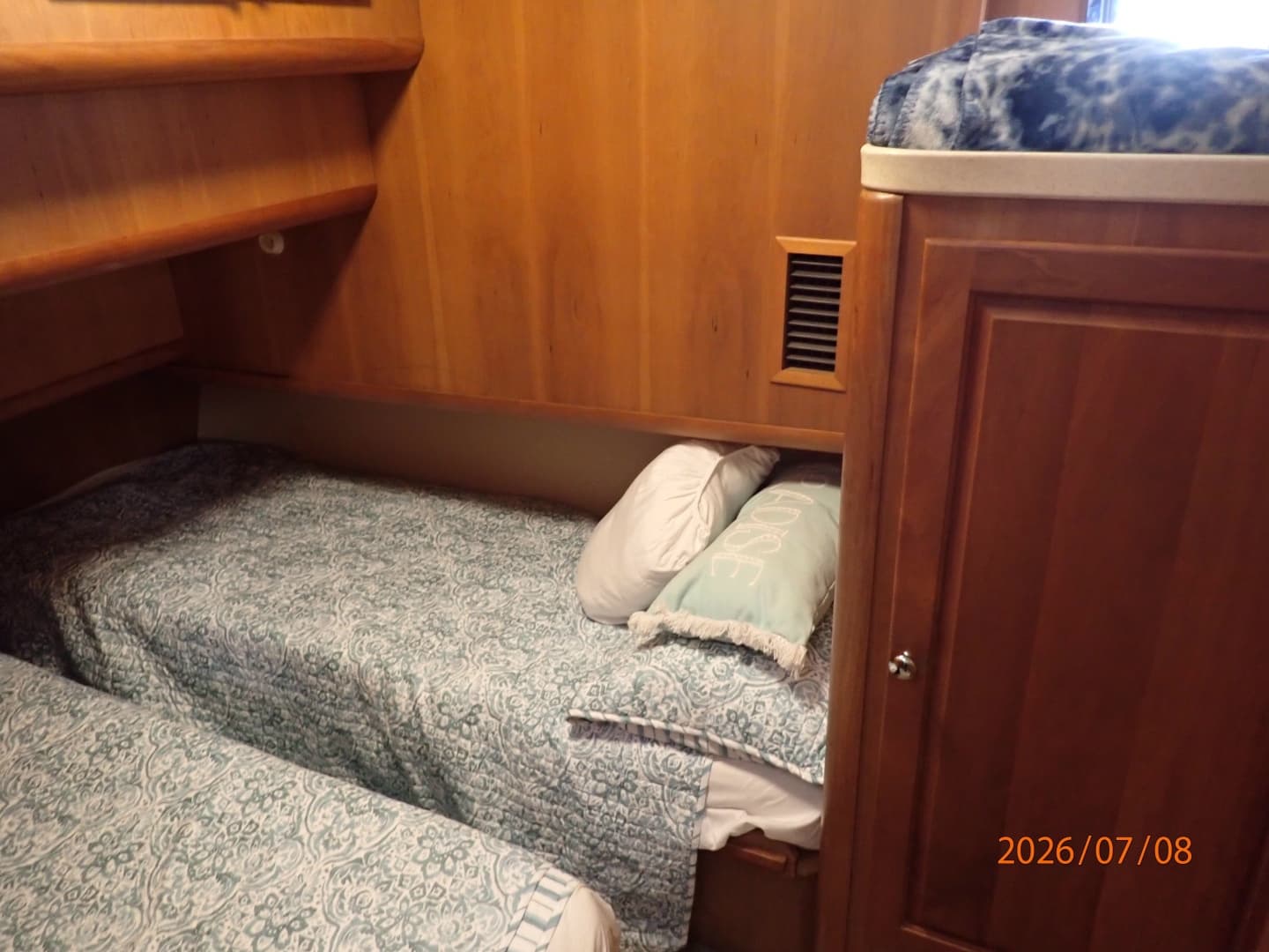 40' Mainship guest stateroom