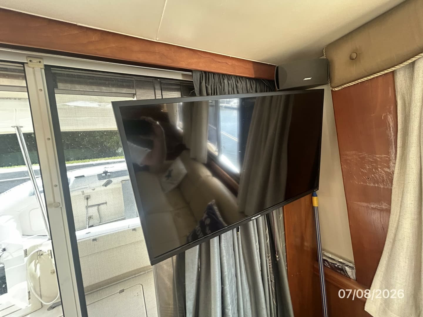 40' Mainship salon TV