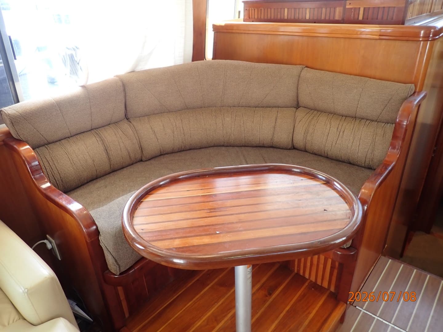 40' Mainship salon port forward seating