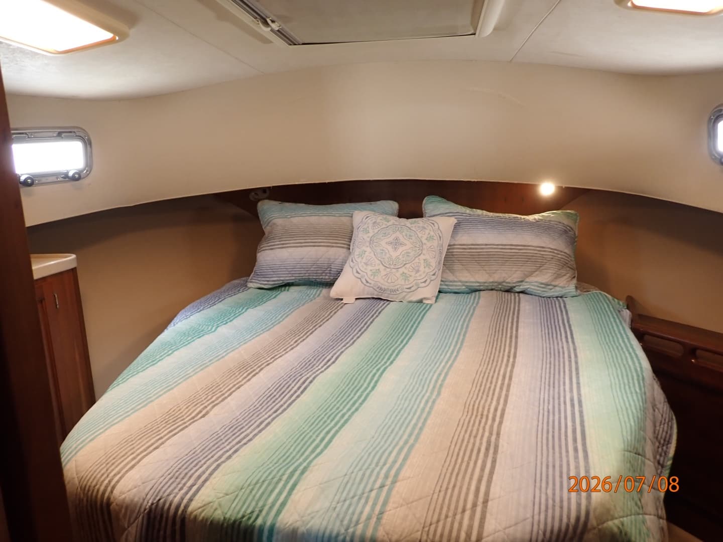 40' Mainship master stateroom