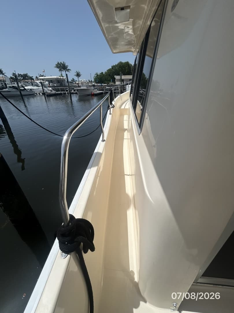 40' Mainship port side deck1