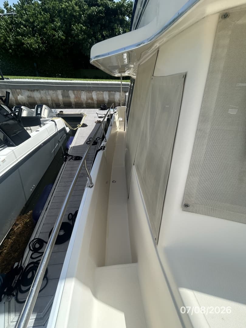 40' Mainship starboard side deck2