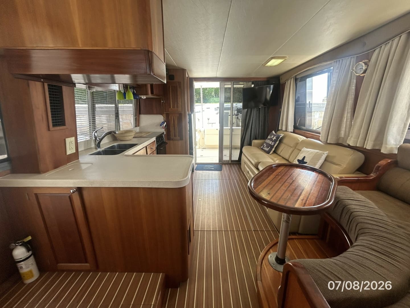 40' Mainship salon aft