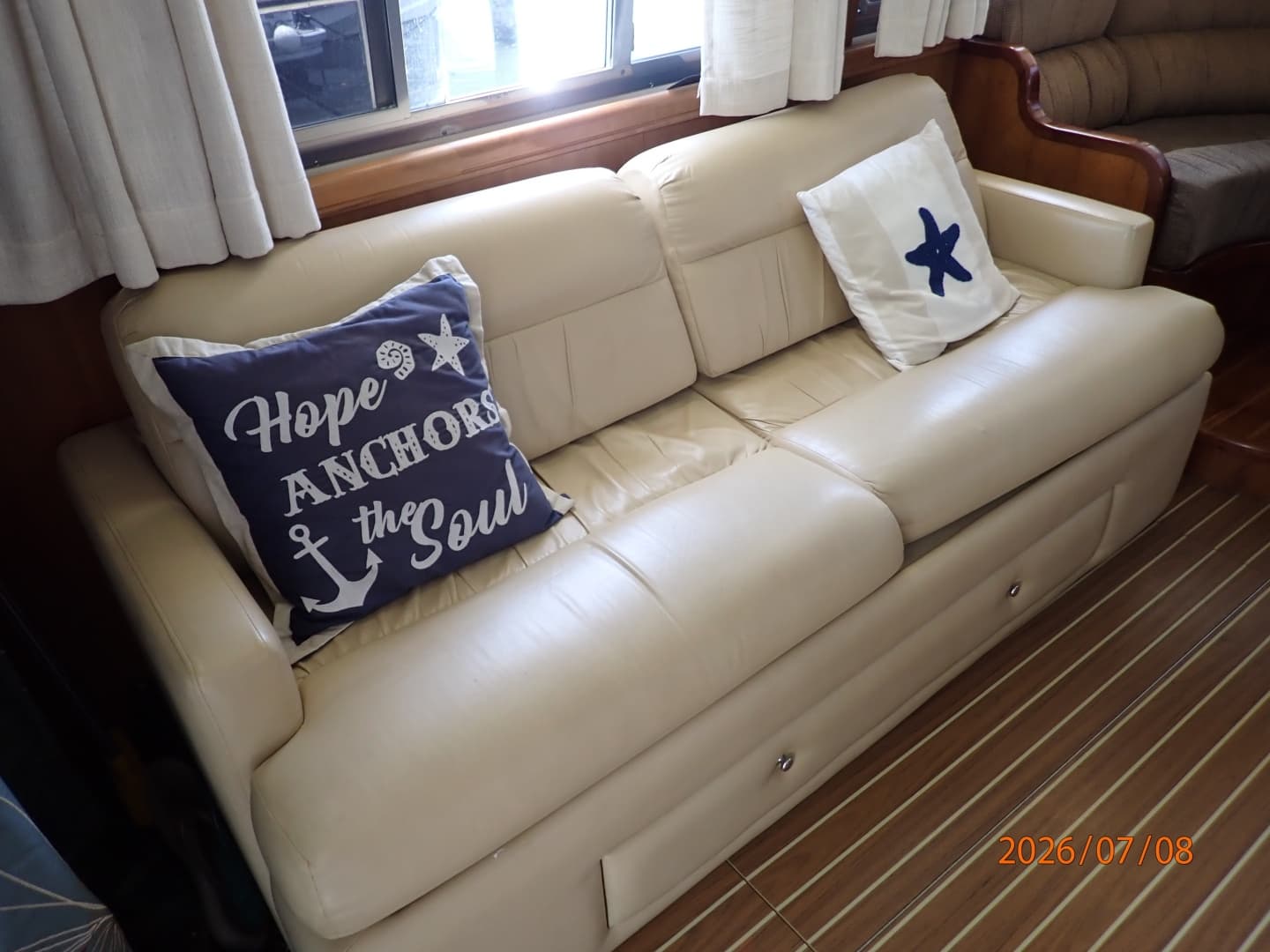 40' Mainship salon port aft seating2