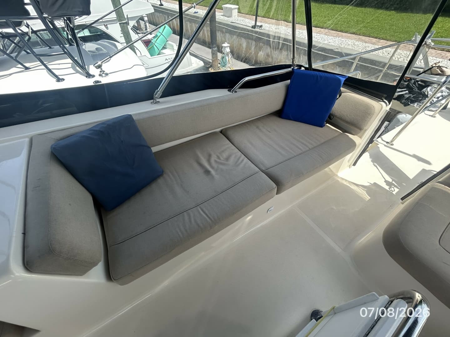 40' Mainship flybridge starboard aft seating