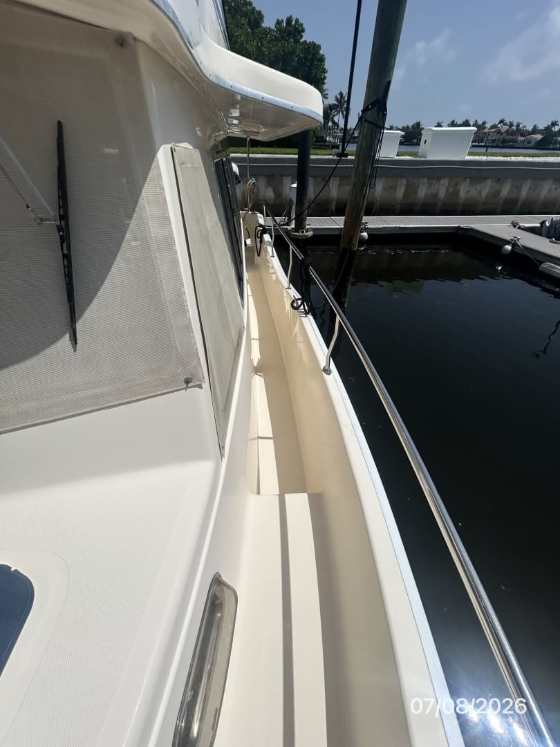 40' Mainship port side deck2