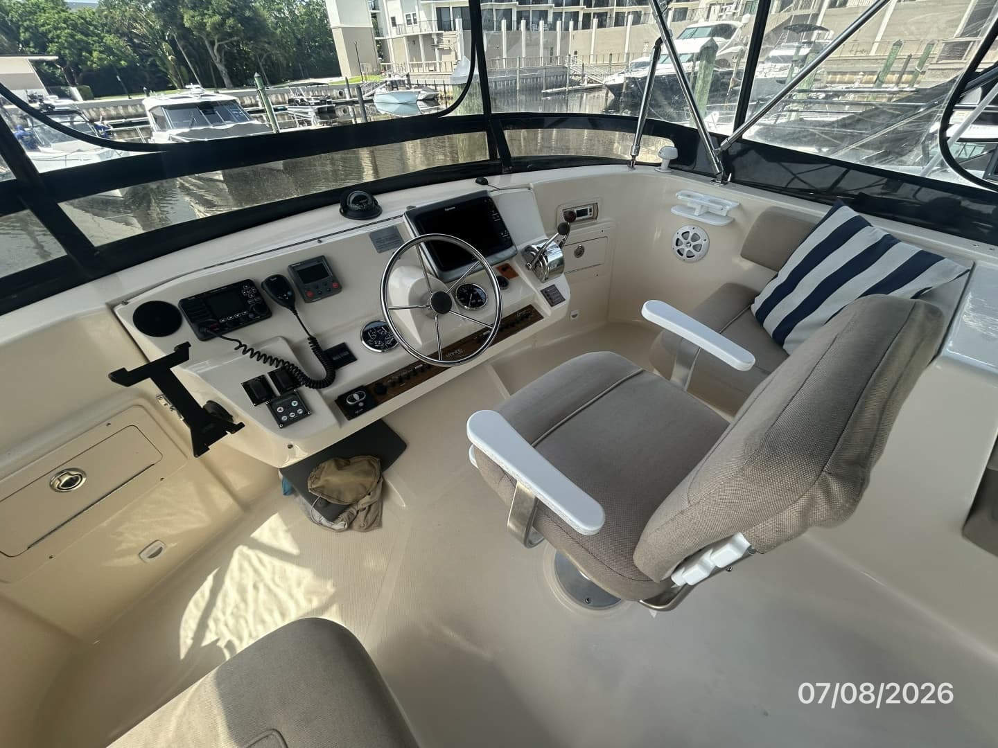 40' Mainship flybridge helm2