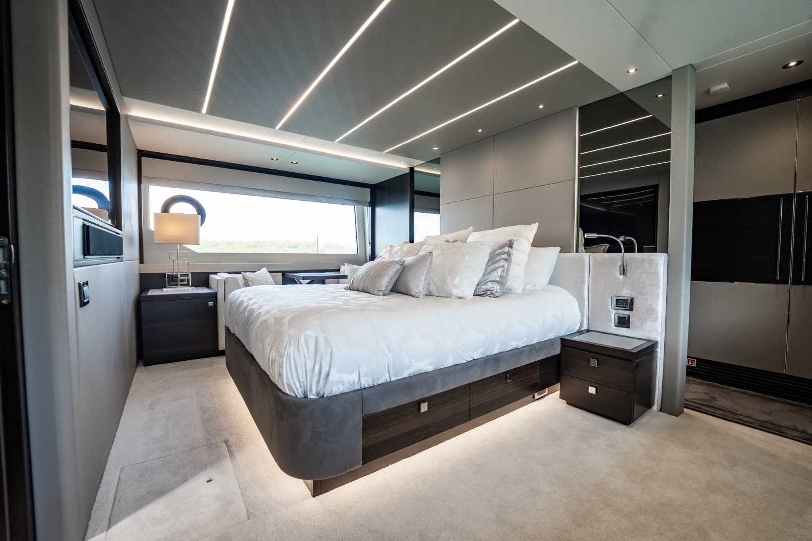 2025 Sunseeker 76 Yacht