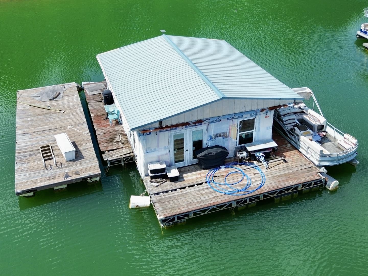 2000 Custom 22 x 30 Floating Cabin - Approx 660sqft